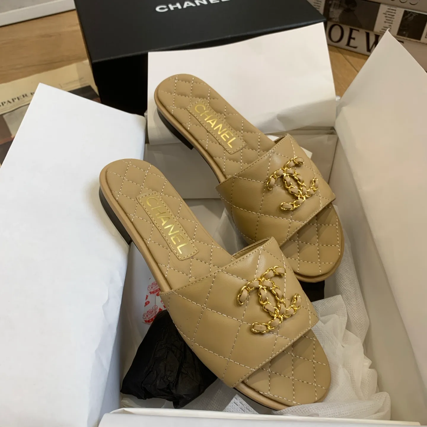 👟👟Ex-factory price 500👟👟 🍀Chanel Xiaoxiang 25ss new lazy double C-buckle slippers. Versatile, slimming and elegant slippers. A slipper with great appearance. It looks great with any combination! Lazy slippers are worth recommending. Calfskin upper, mixed sheepskin lining, Italian genuine leather outsole. Size: 35-41 (40 and 41 customized, non-refundable) 👉